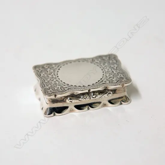 An Edwardian silver rectangular snuff box
