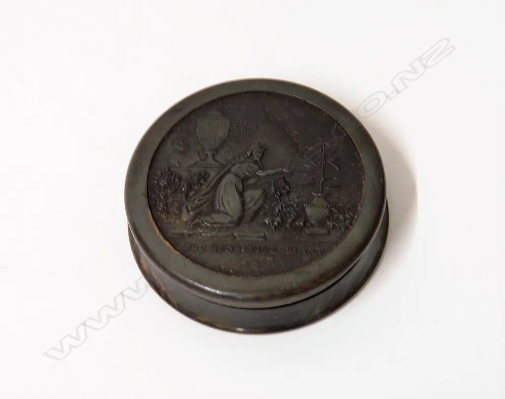 An early 19thC pressed horn circular lidded snuff box Image 1++