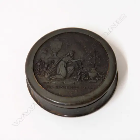 An early 19thC pressed horn circular lidded snuff box