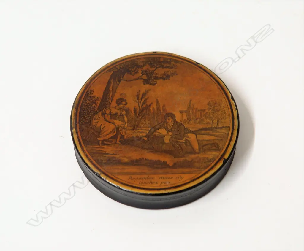 An early 19thC black lacquer papier-mâché snuff box Image 1++