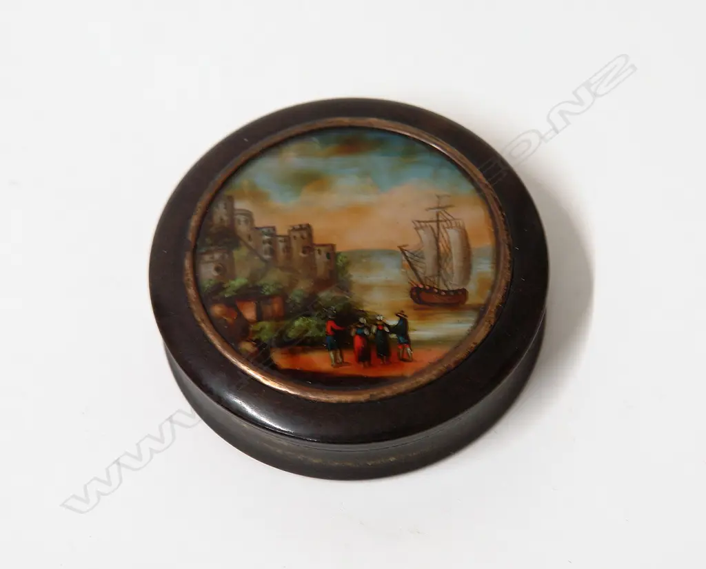 An early 19thC pressed horn and painted scene snuff box Image 1++
