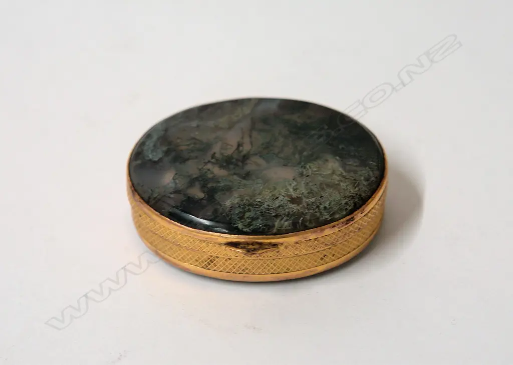 A George III moss agate and gilt snuff box Image 1++