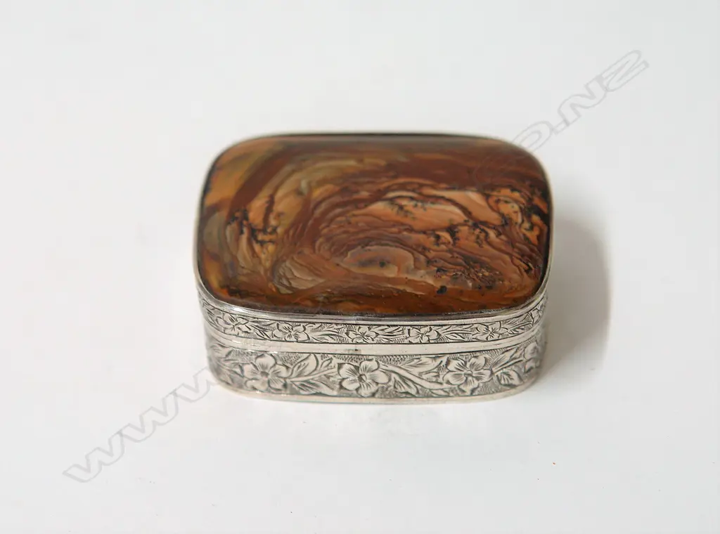 An early Victorian silver and agate snuff box Image 1++