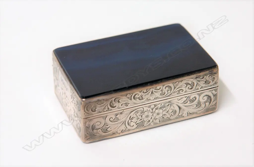 An early Victorian silver and striking blue banded agate table snuff box Image 1++
