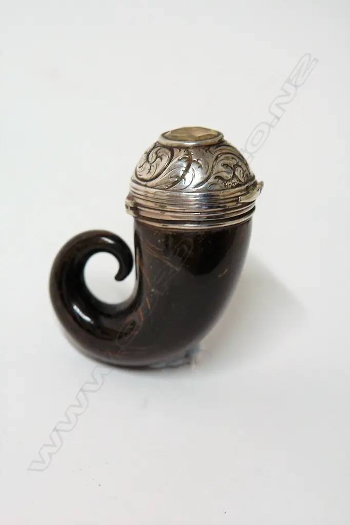 An early 19thC silver and ram's horn Scottish snuff mull Image 1++