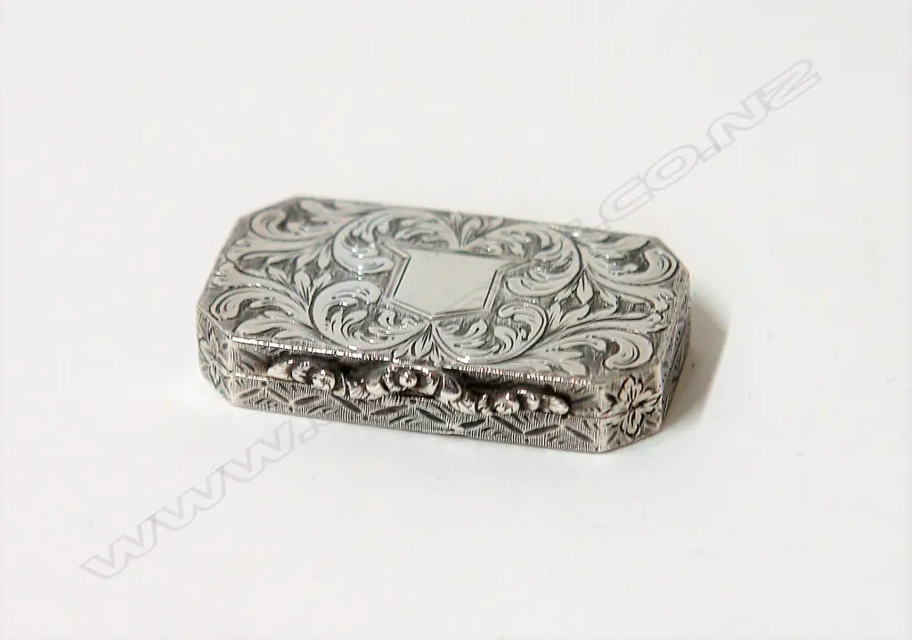 An early Victorian fine quality silver vinaigrette Image 1++