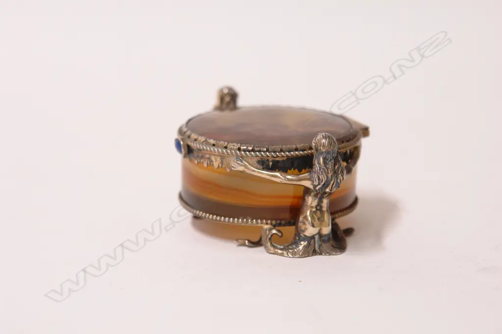 A quality 19thC silver and agate mermaid snuff box Image 1++