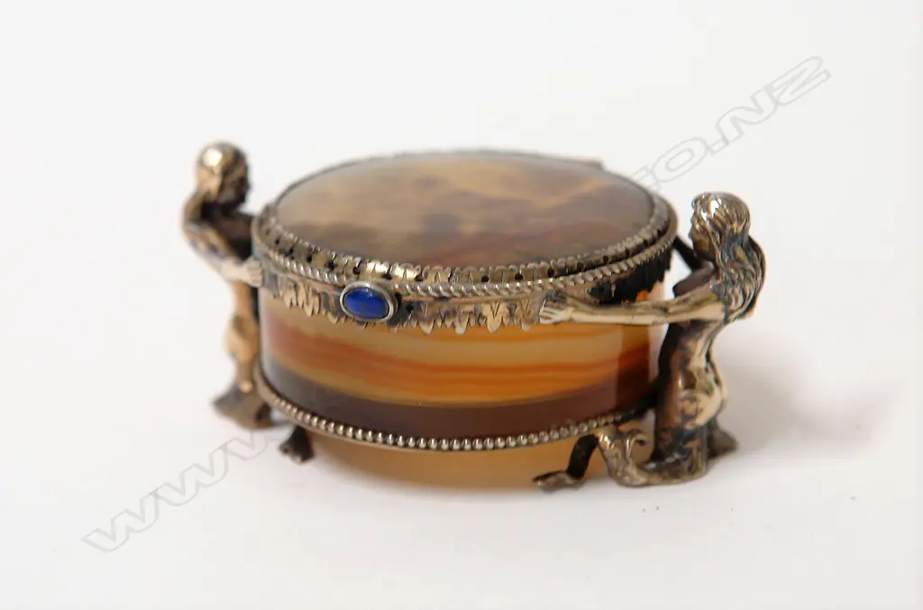 A quality 19thC silver and agate mermaid snuff box Image 1++