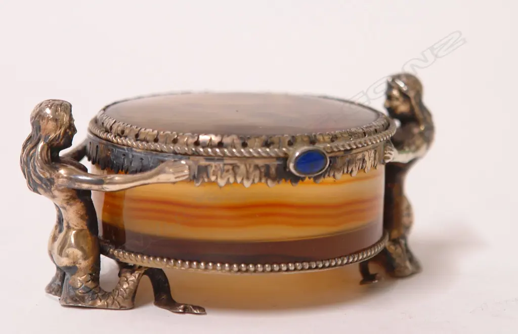 A quality 19thC silver and agate mermaid snuff box Image 1++