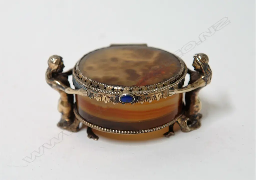 A quality 19thC silver and agate mermaid snuff box Image 1++