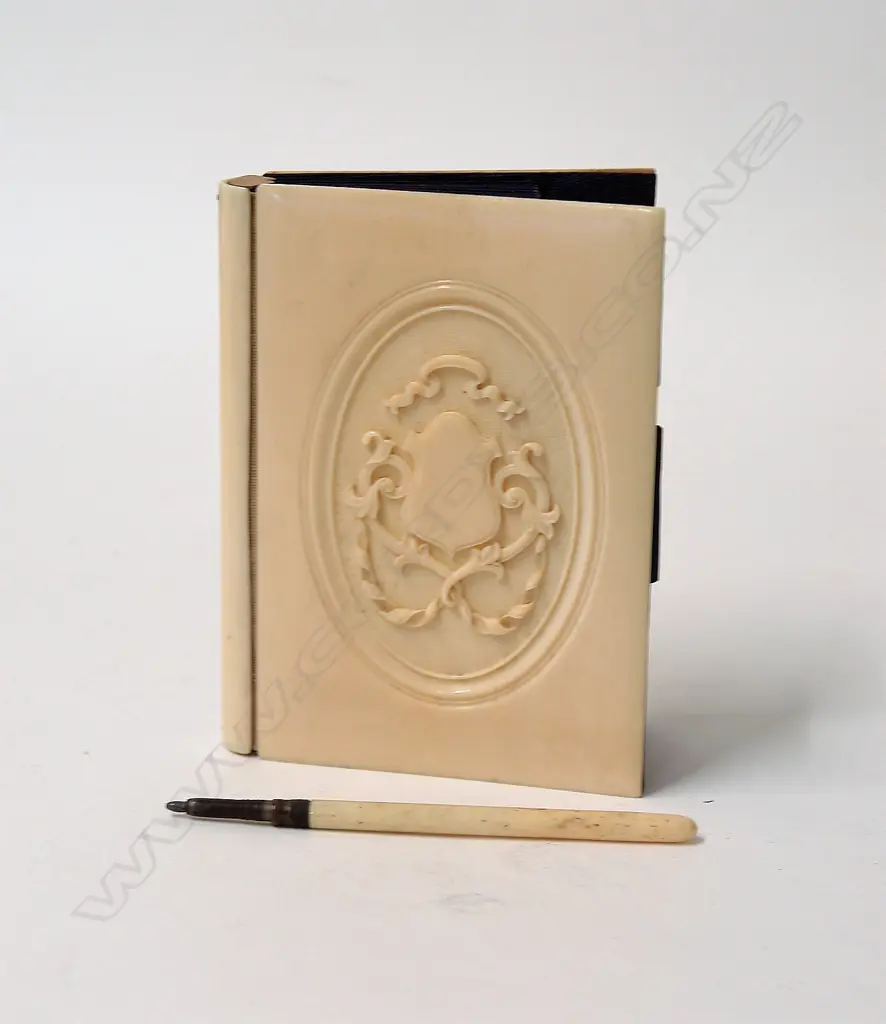 A Victorian ivory covered card case Image 1++