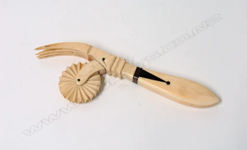 A 19thC marine ivory bone and tortoiseshell pastry wheel Image 1++