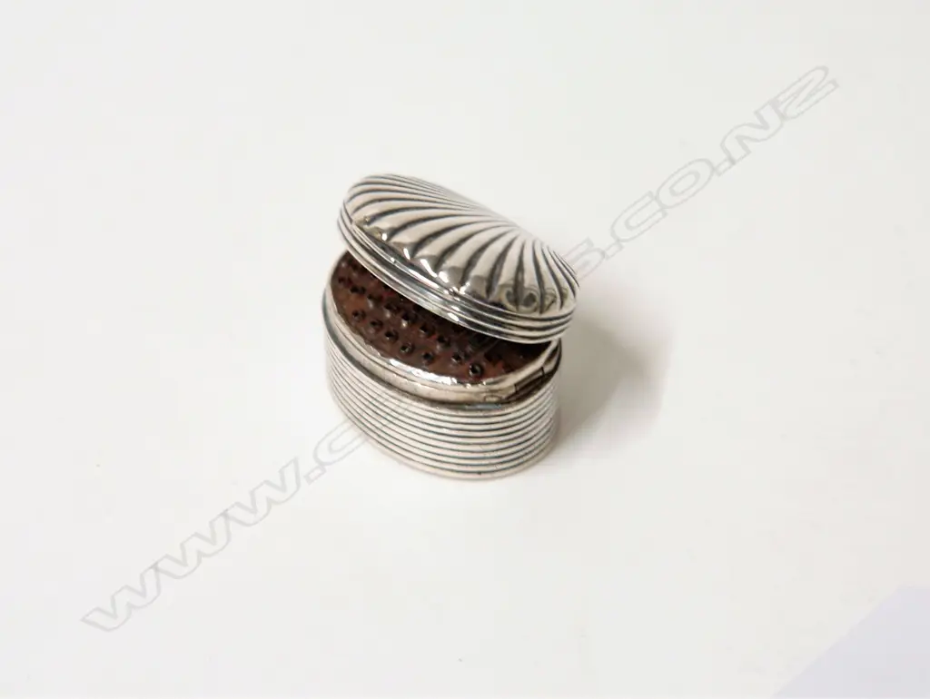 A George III silver shell top nutmeg grater Image 1++