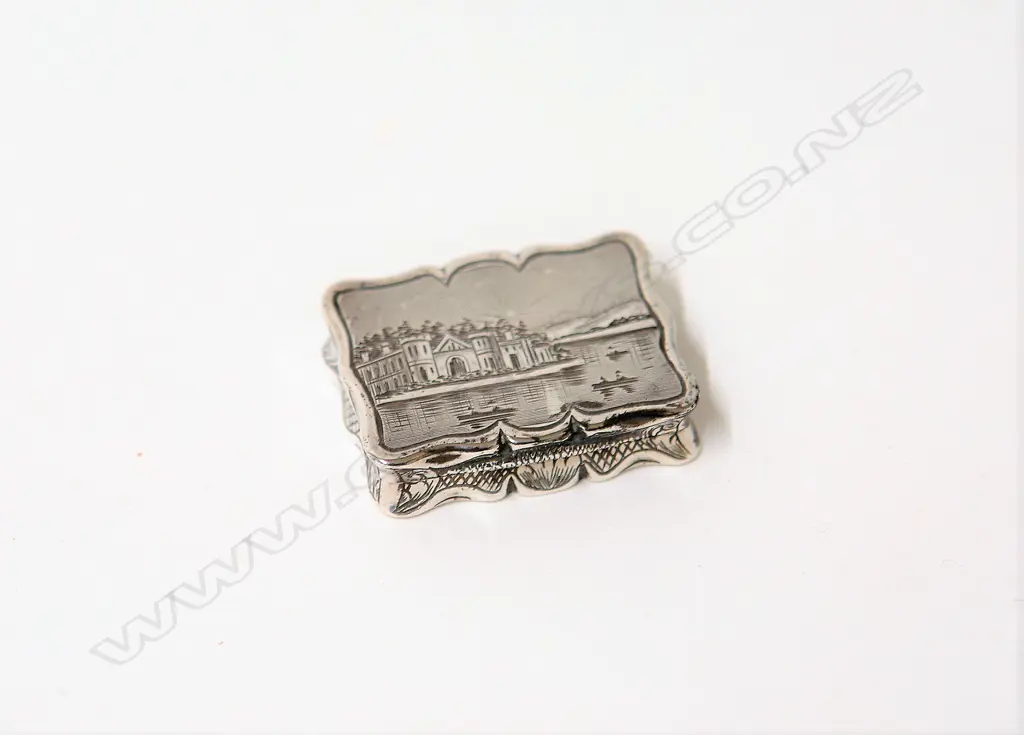 A Victorian silver castle top vinaigrette Image 1++
