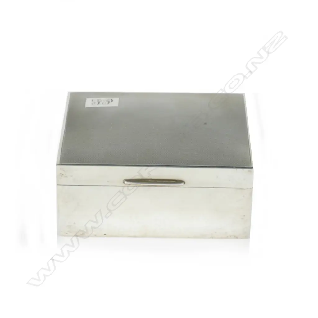 A silver cigarette box Image 1++