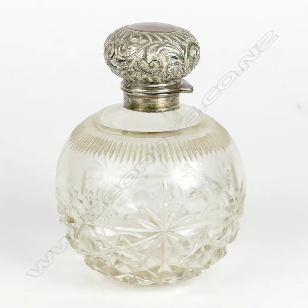 An Edwardian silver and crystal perfume bottle Image 1++