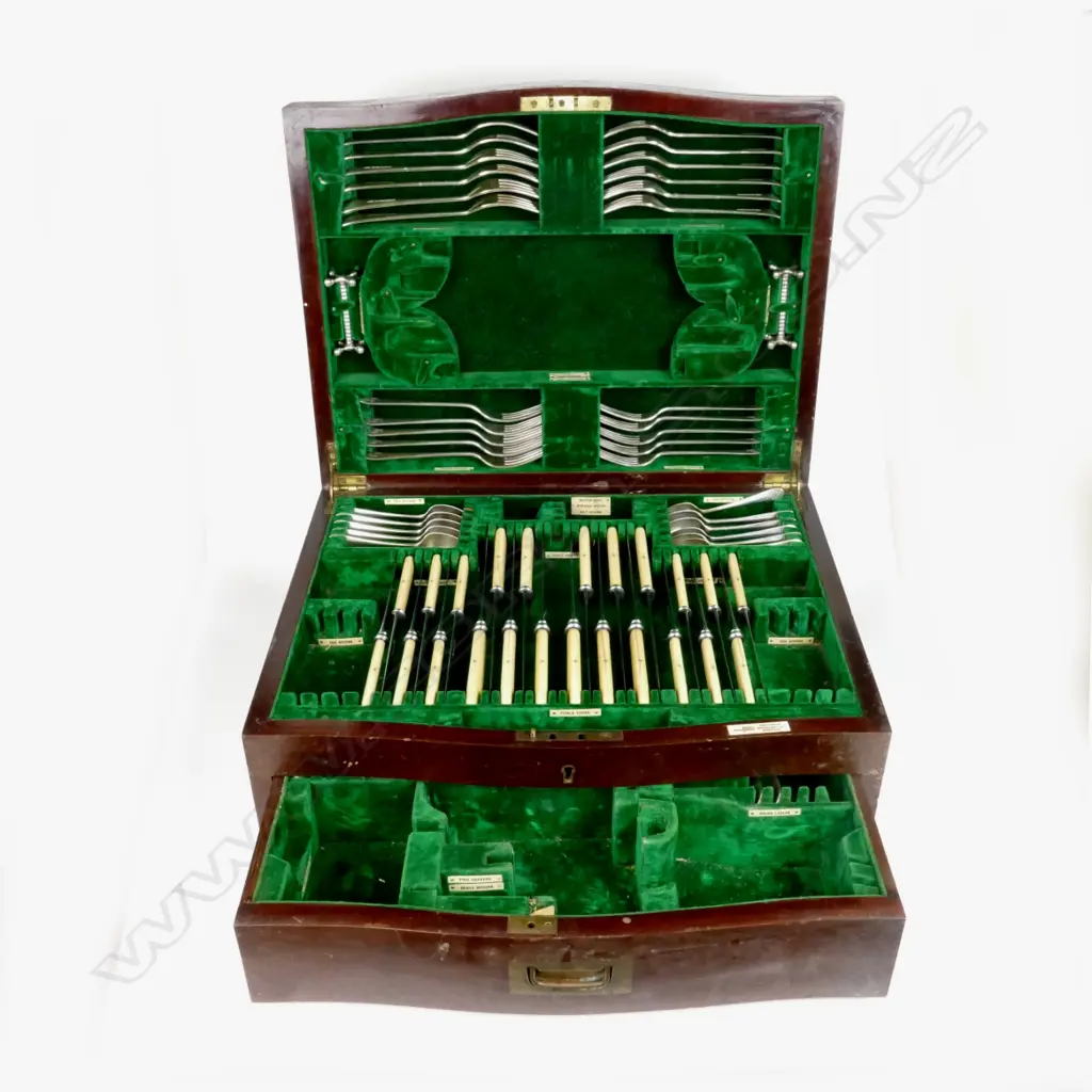 A part canteen of Walker & Hall silver plated cutlery Image 1++