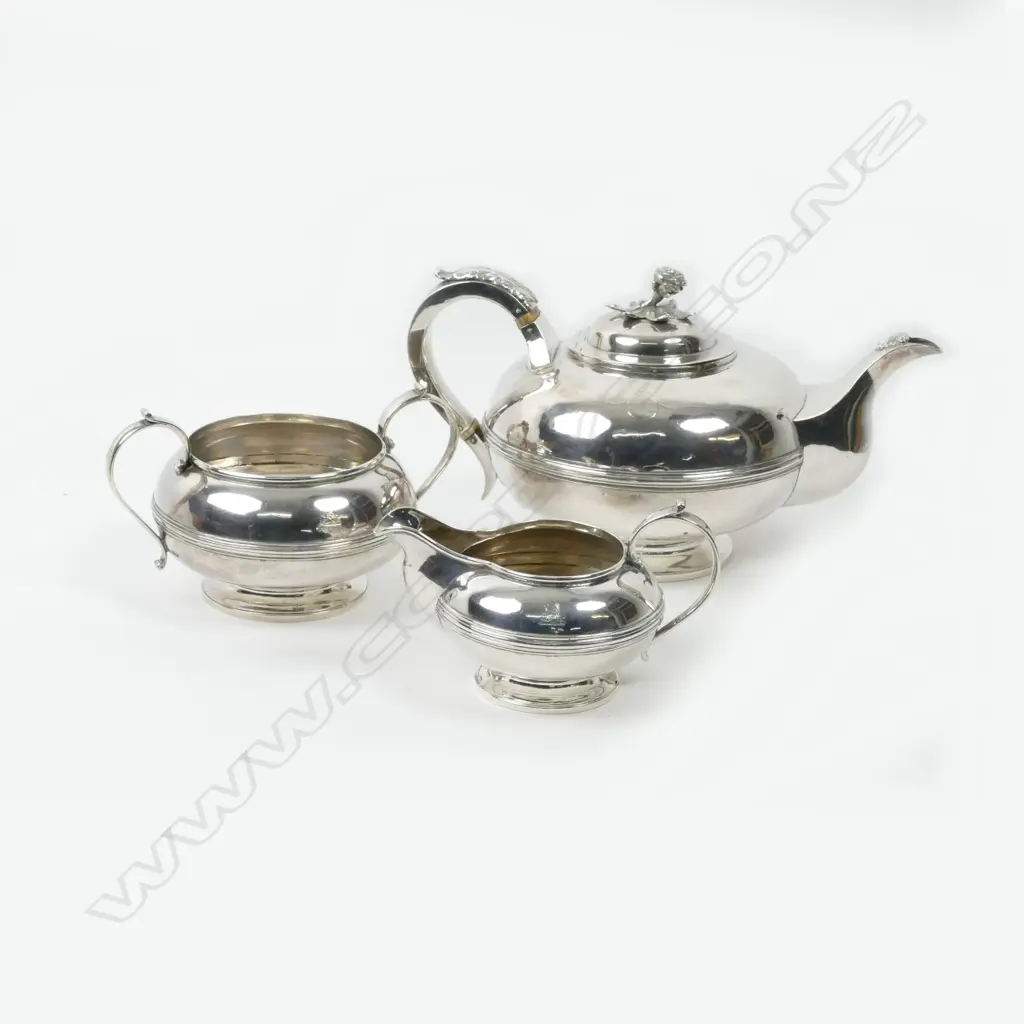 A three-piece crested Irish silver tea set of good weight Image 1++