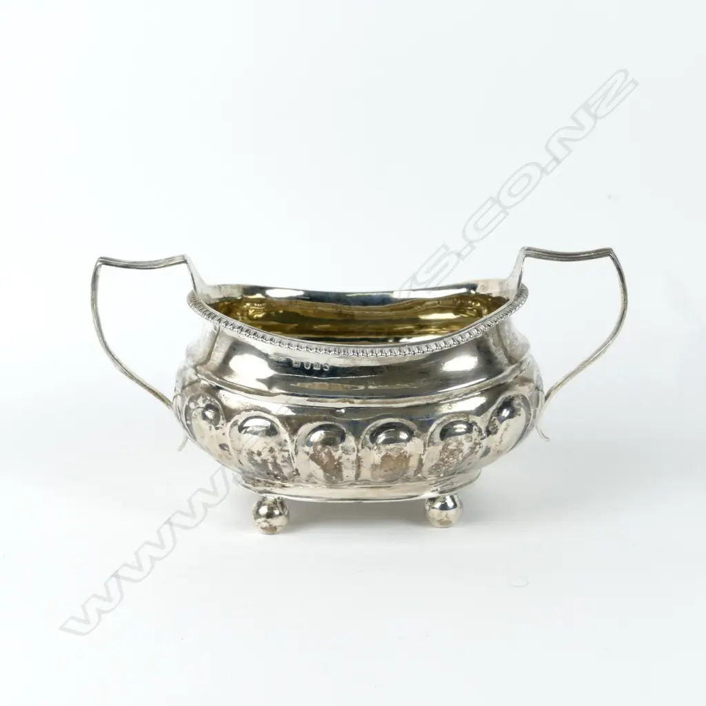 A Georgian crested silver two-handled sugar basin Image 1++