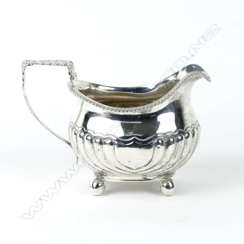 A Georgian silver cream jug Image 1++