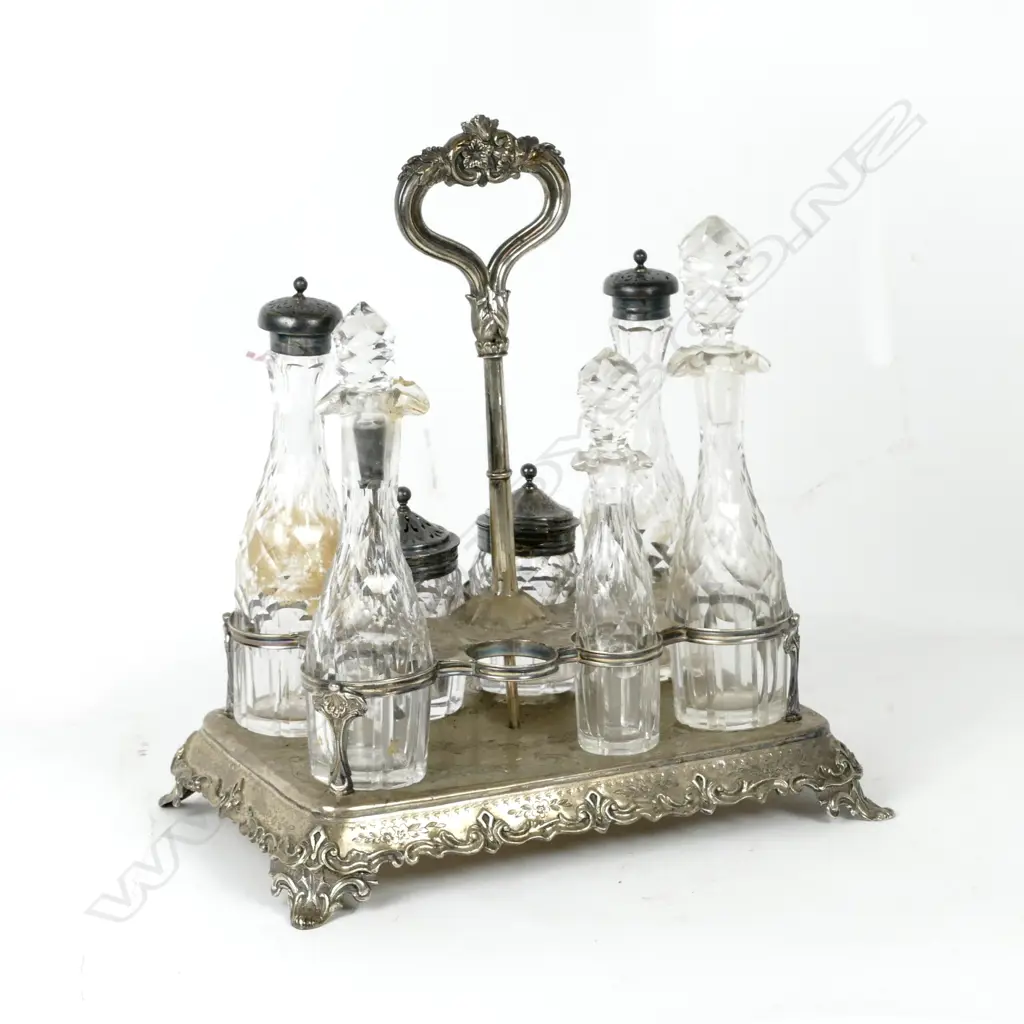 A Victorian sterling silver cruet set Image 1++