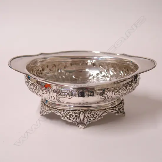 An Edwardian heavy silver oval dish