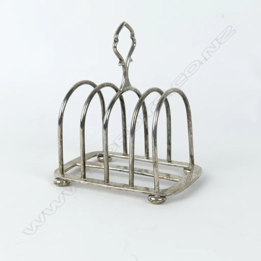A small four-slice silver toast rack Image 1++