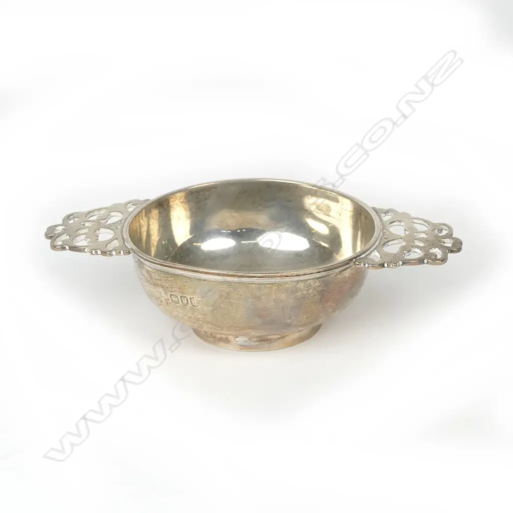 A Victorian two-handled silver wine tasting cup Image 1++