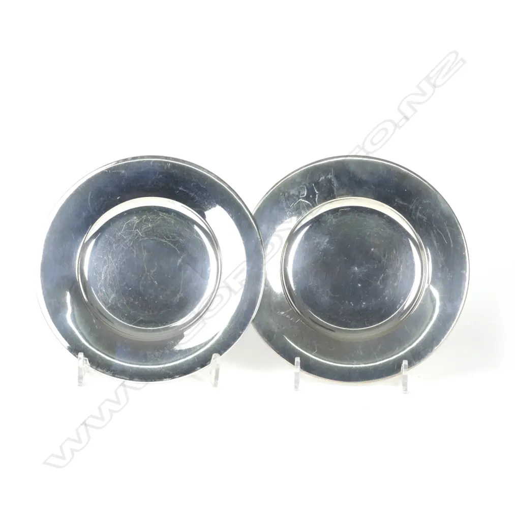 A pair of 800 standard silver circular table coasters Image 1++