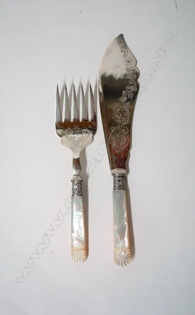 A pair of early 20thC mother-of-pearl handled and silver plate fish servers Image 1++