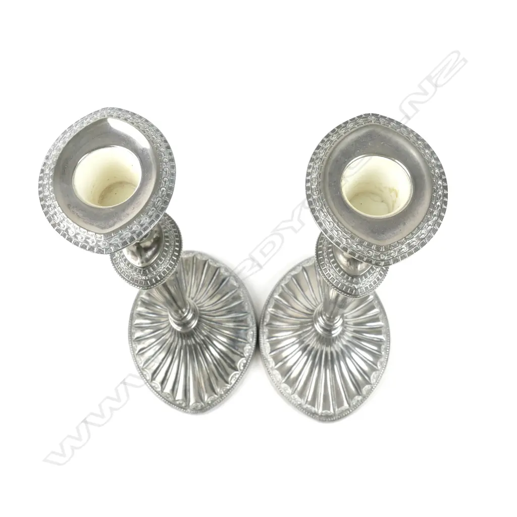 A pair of English silver plated candlesticks Image 1++