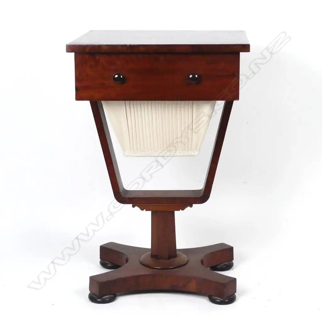 A William IV mahogany sewing table Image 1++