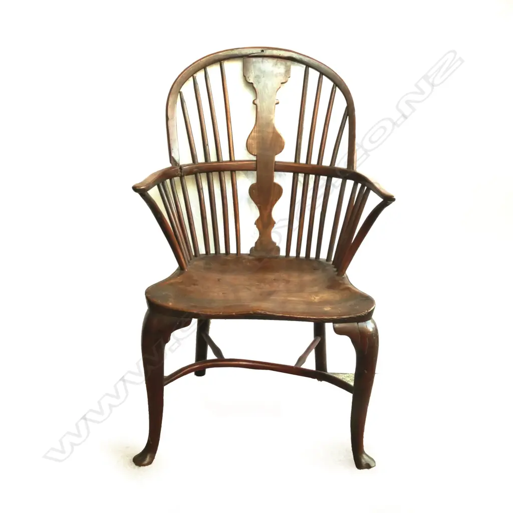 A Georgian fruitwood country Windsor chair Image 1++