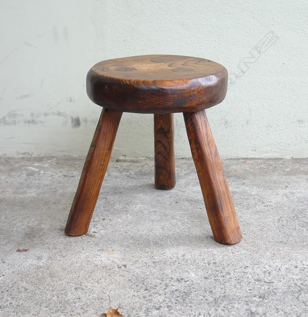 An antique country style elm milking stool Image 1++