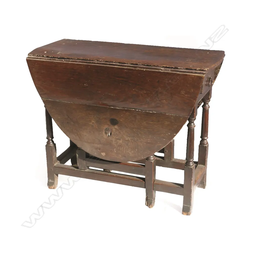 A George II oak gate-leg table Image 1++