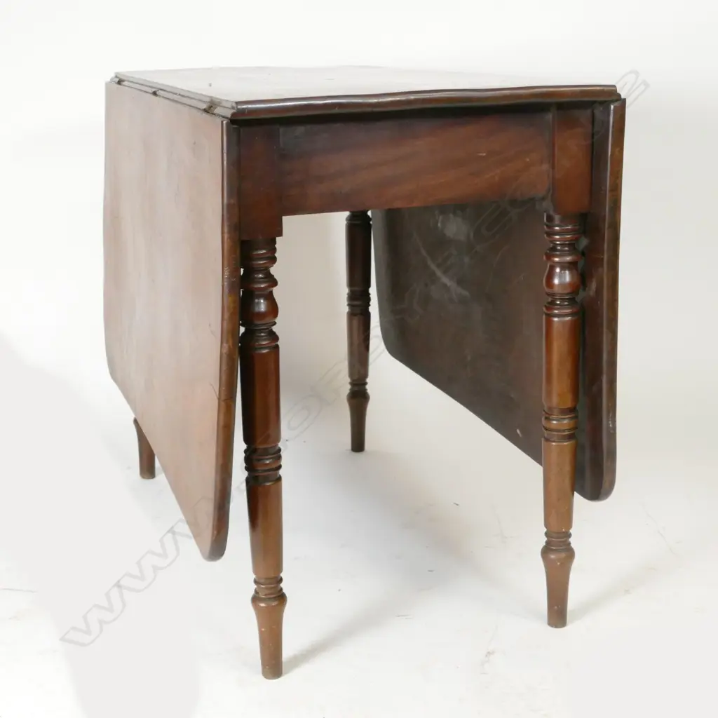A Georgian mahogany dropside dining table Image 1++