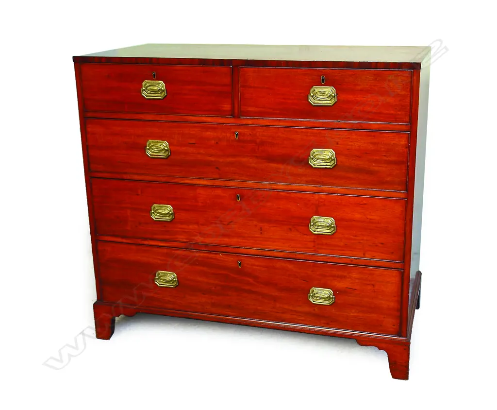 A Georgian mahogany flat front chest of drawers Image 1++