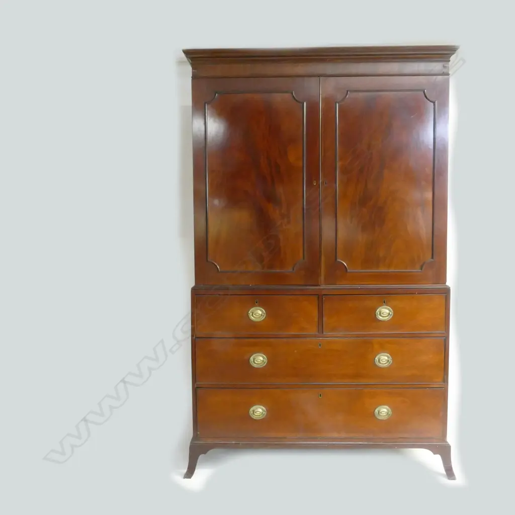 A George III mahogany linen press Image 1++