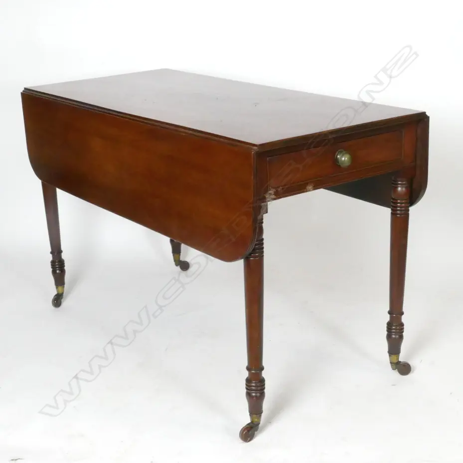 An early Victorian mahogany Pembroke table Image 1++