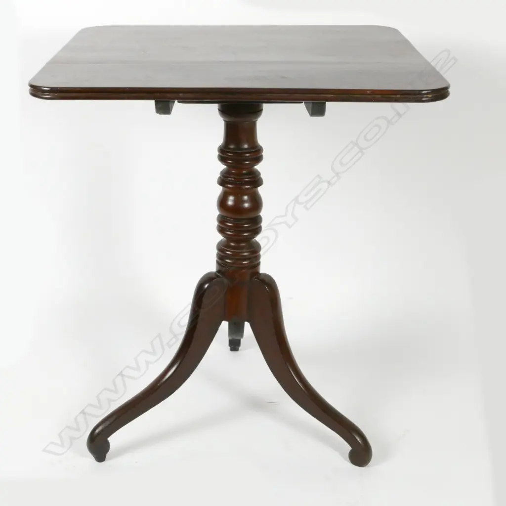 A George III mahogany tilt-top occasional table Image 1++