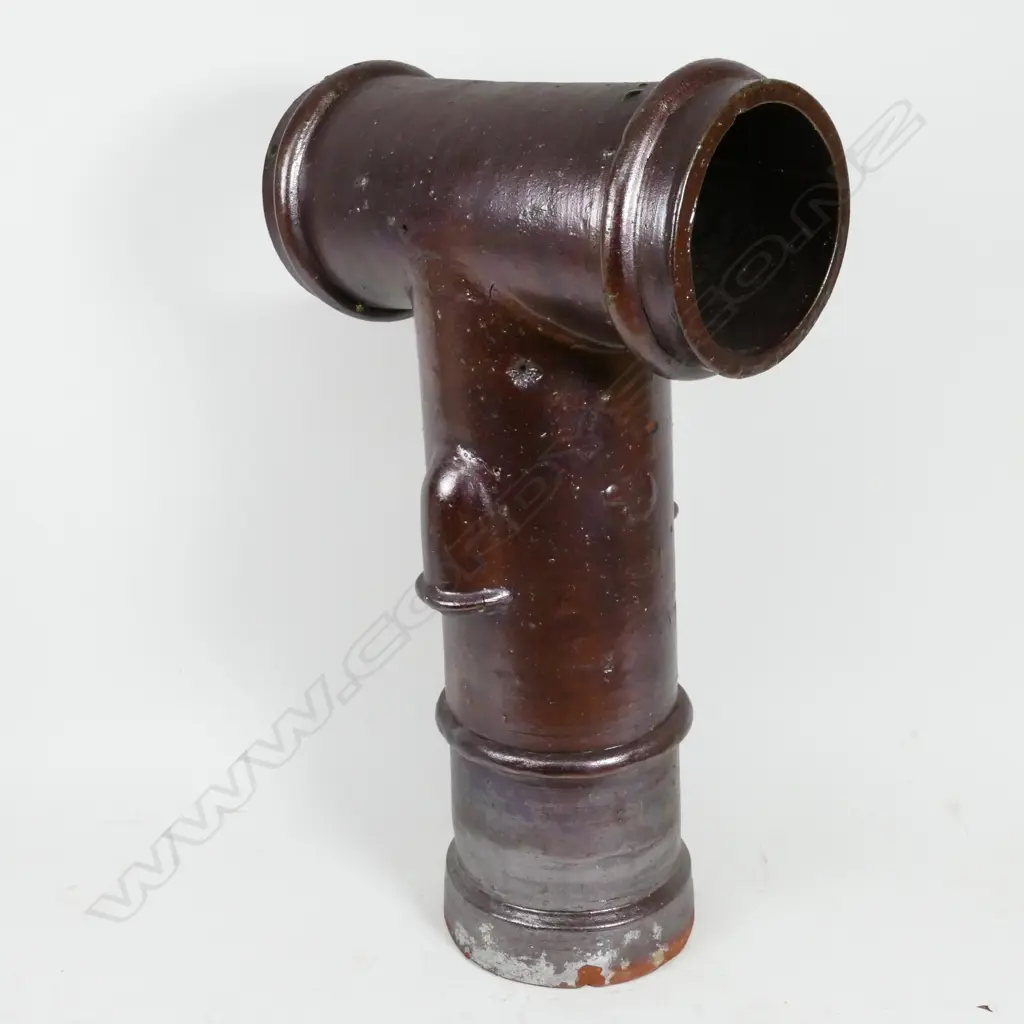 A T-form chimney pot with single ringed base Image 1++