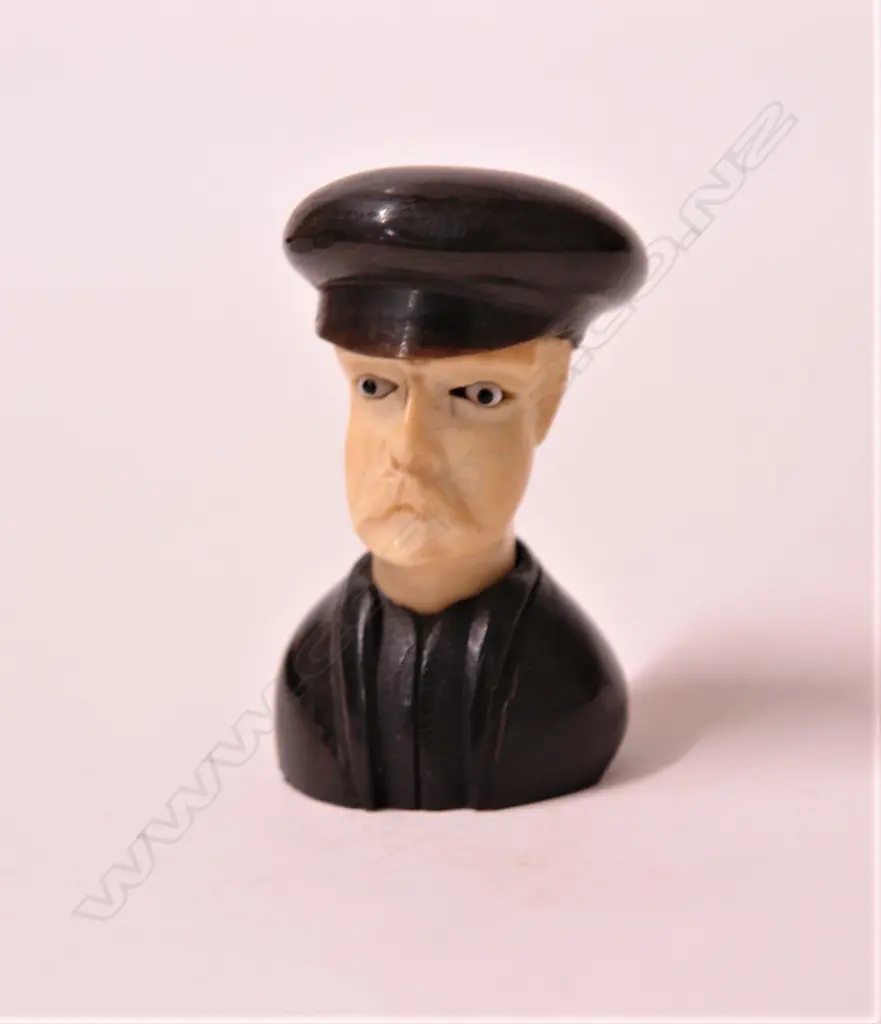 A small carved ivory bust of a gent Image 1++