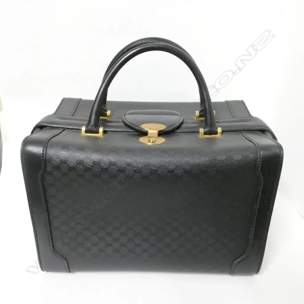 A vintage Gucci vanity case Image 1++