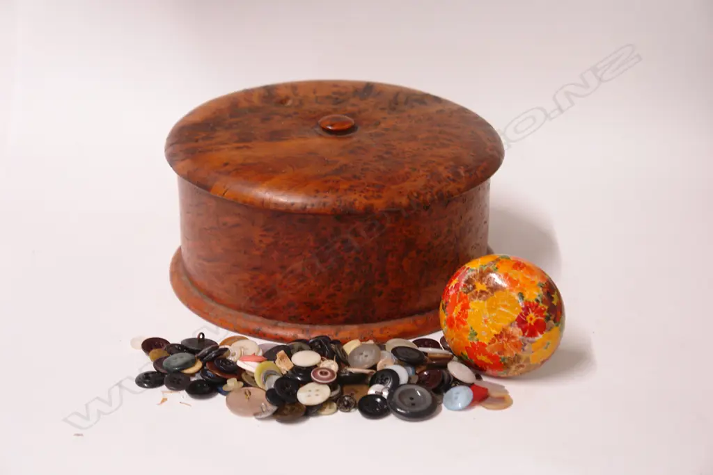 A good New Zealand solid burr totara round lidded box Image 1++