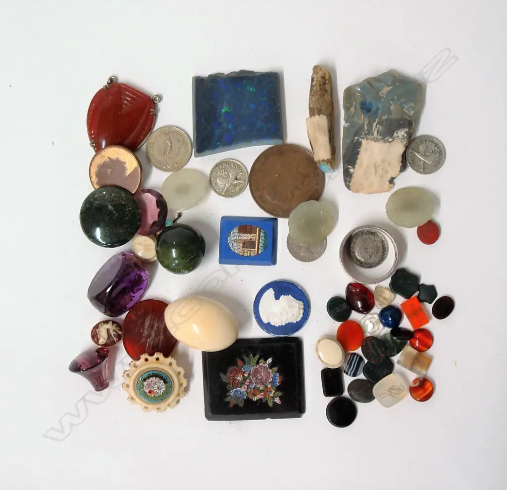 A collection of approximately thirty small collectables Image 1++