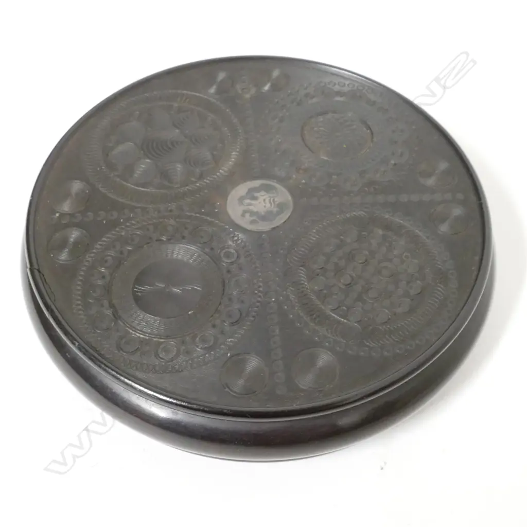 An intricately rose engine tuned circular table snuff box Image 1++