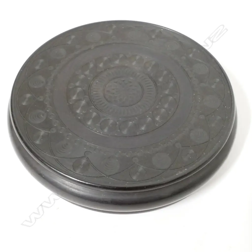 An intricately rose engine tuned circular table snuff box Image 1++