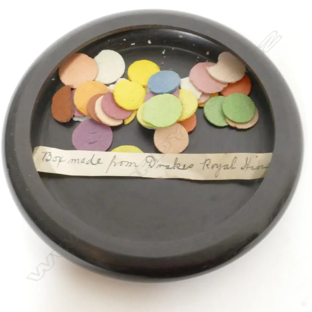 An intricately rose engine tuned circular table snuff box Image 1++