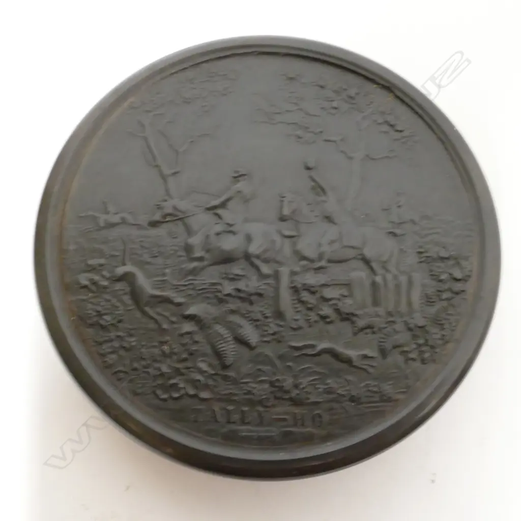 A Regency pressed horn circular snuff box Image 1++