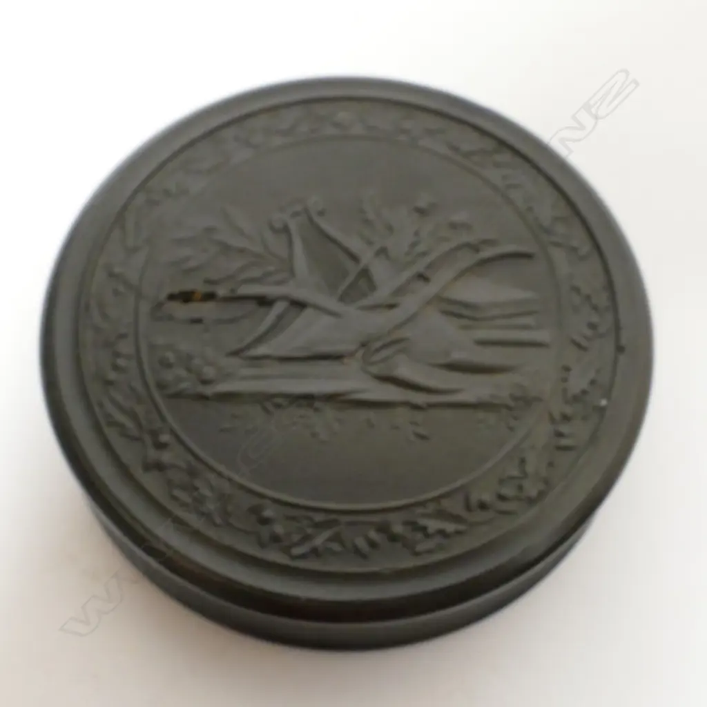A Regency pressed horn circular snuff box Image 1++